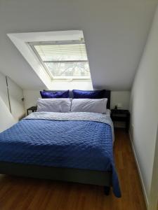 A bed or beds in a room at Rooftop Solln - 20min Oktoberfest/Zentrum
