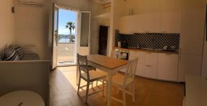 Η κουζίνα ή μικρή κουζίνα στο La Finestra sul Porto Golfo Aranci