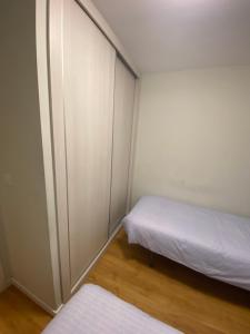 A bed or beds in a room at Piso Lectra 2