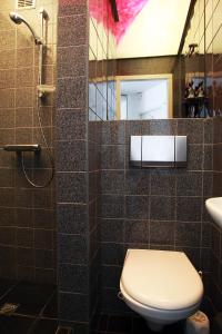 ein Bad mit einem WC und einem Waschbecken in der Unterkunft Apartament Słoneczne Gniazdko z miejscem parkingowym GRATIS cena niższa przy pobycie od 6 dni in Sopot