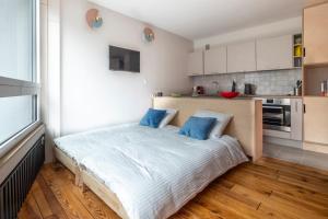 1 dormitorio con 1 cama grande con almohadas azules en Modern Studio With Mont Blanc View And Pool, en Chamonix-Mont-Blanc