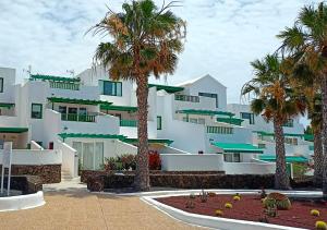 Foto dalla galleria di Calypso, apartamento completo con vistas al mar y a la piscina en Costa Teguise a Costa Teguise