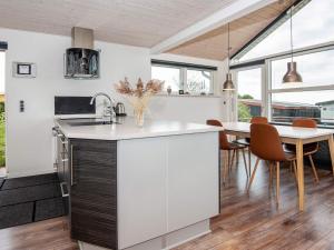 Kuchyň nebo kuchyňský kout v ubytování Beachfront Bliss in Hejlsminde - By Traum Ferienwohnungen