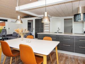 Kuchyň nebo kuchyňský kout v ubytování Beachfront Bliss in Hejlsminde - By Traum Ferienwohnungen