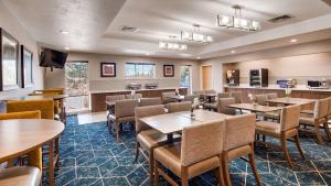 een restaurant met tafels en stoelen en een bar bij Best Western Plus Gateway Inn & Suites - Aurora in Aurora