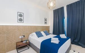 Un dormitorio con una cama y una mesa con toallas. en Andreotis Villas, en Protaras