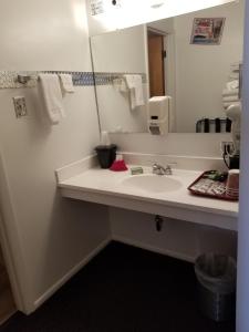 La salle de bains est pourvue d'un lavabo et d'un grand miroir. dans l'établissement Galaxy of Harley Bikers Between Bryce and Zion, à Hatch