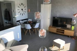 TV a/nebo společenská místnost v ubytování Sun Terrace Apartment