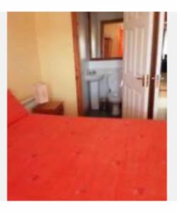 Un pat sau paturi într-o cameră la Bunbeg Apartment