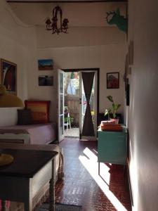 ein Zimmer mit einem Schlafzimmer mit einem Bett und einem Tisch in der Unterkunft Altaves in San Clemente del Tuyú