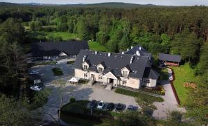 an aerial view of a large house with a driveway at Dworek nad Rozlewiskiem in Olkusz