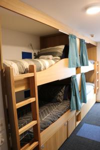 Una cama o camas en una habitación de Adventure Q2 Hostel
