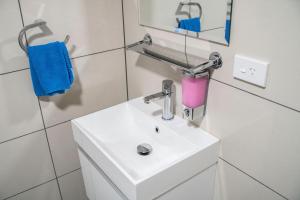Un baño de Adventure Q2 Hostel