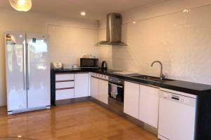 A kitchen or kitchenette at Lakeside Retreat