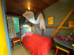 Een bed of bedden in een kamer bij Judy House Cottages And Rooms