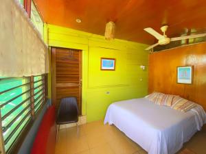 Cama o camas de una habitación en Judy House Cottages And Rooms