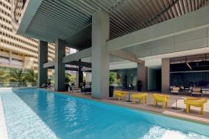 Bazén v ubytování Pan Pacific Serviced Suites Orchard, Singapore nebo v jeho okolí