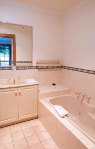 Moina的住宿－Cradle Gateway Chalets，带浴缸和盥洗盆的浴室