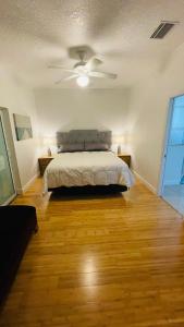 una camera con letto e ventilatore a soffitto di Casa Flamingo a Cape Canaveral
