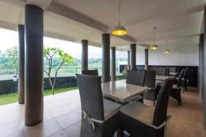 倫邦的住宿－Lembang Views，一间带桌椅的用餐室