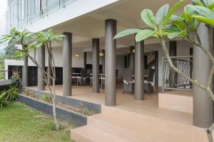 vista sulla hall di un edificio con palme di Lembang Views a Lembang