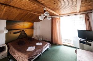 1 dormitorio con 1 cama con una pintura en la pared en Pokoje Gościnne Korsarz, en Ustka