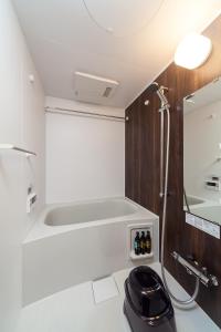 広島市にあるHOTEL SUITE HIROSHIMA YOKOGAWAのバスルーム(洗面台、トイレ付) +16枚の写真