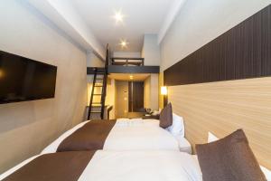 Postel nebo postele na pokoji v ubytování HOTEL SUITE HIROSHIMA YOKOGAWA