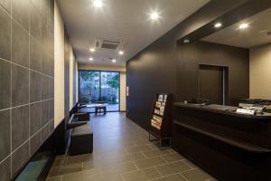La salle de bains est pourvue d'un comptoir et d'un miroir. dans l'établissement HOTEL SUITE HIROSHIMA YOKOGAWA, à Hiroshima