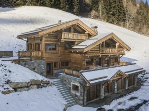 ein Blockhaus im Schnee mit Schnee in der Unterkunft Chalet La Clusaz, 5 pièces, 11 personnes - FR-1-304-229 in La Clusaz