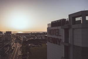 Východ nebo západ slunce při pohledu z hotelu nebo okolí