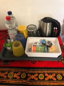 taca z jedzeniem i innymi przedmiotami na stole w obiekcie Mona's Sleep & Go w mieście Büren 