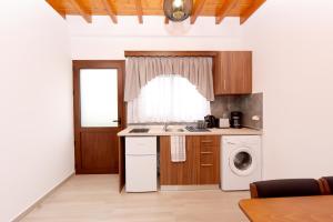 Kuchyňa alebo kuchynka v ubytovaní Paraskevi Luxury Apartments