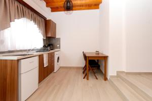 Kuchyňa alebo kuchynka v ubytovaní Paraskevi Luxury Apartments