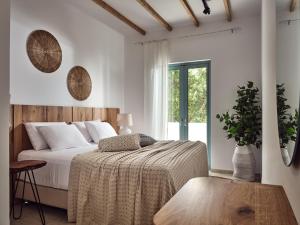 Un pat sau paturi într-o cameră la Shellona Rooms & Apartments