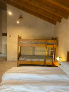 A bed or beds in a room at Garni Viggiona