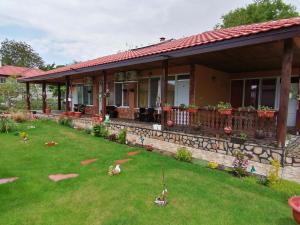 a house with a yard with chickens on the lawn at Къща за гости Морски Изгрев in Shabla