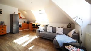 a living room with a couch and a kitchen at Generous & bright flat - private Parking, daylight bathroom - by homekeepers in Zell am Main