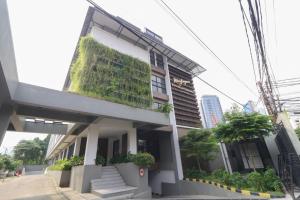 budynek z zieloną ścianą na boku w obiekcie Mendjangan Residence w Dżakarcie