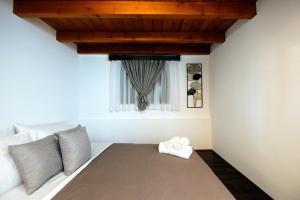 Posteľ alebo postele v izbe v ubytovaní Paraskevi Luxury Apartments