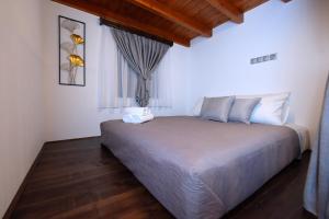 Posteľ alebo postele v izbe v ubytovaní Paraskevi Luxury Apartments