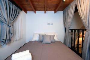 Posteľ alebo postele v izbe v ubytovaní Paraskevi Luxury Apartments