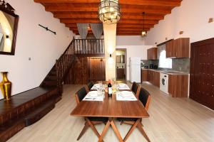 Kuchyňa alebo kuchynka v ubytovaní Paraskevi Luxury Apartments