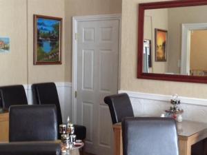 einen Tagungsraum mit Stühlen und einem Spiegel in der Unterkunft The Shrewsbury Guest House in Great Yarmouth