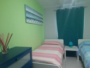 una camera con due letti e una foto a parete di Attico Con Terrazza A Bari a Bari
