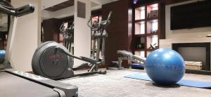 - une salle de sport avec un ballon de fitness et une machine dans l'établissement Fortune Avenue, Jalandhar - Member ITC's Hotel Group, à Jalandhar