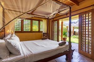 Voodi või voodid majutusasutuse private pool cottage diani beach toas +17 fotot