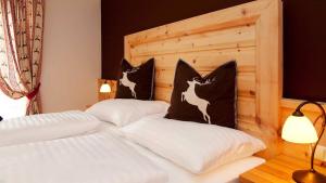 Łóżko lub łóżka w pokoju w obiekcie Hotel Krimmlerfälle
