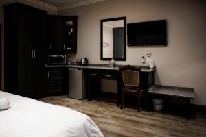 Katil atau katil-katil dalam bilik di Pinehaven Bed and Breakfast +44 gambar