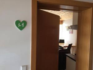 eine Tür zu einem Zimmer mit einem Herz an der Wand in der Unterkunft Wäldermetzge Hüttenzimmer und Wohnungen in Warth am Arlberg